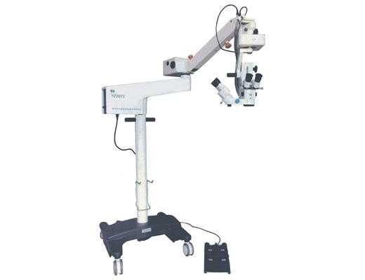 De oog Chirurgische Werkende Vergroting van de Microscoop12.5×/18b Ooglens met de microscoop van de medewerker